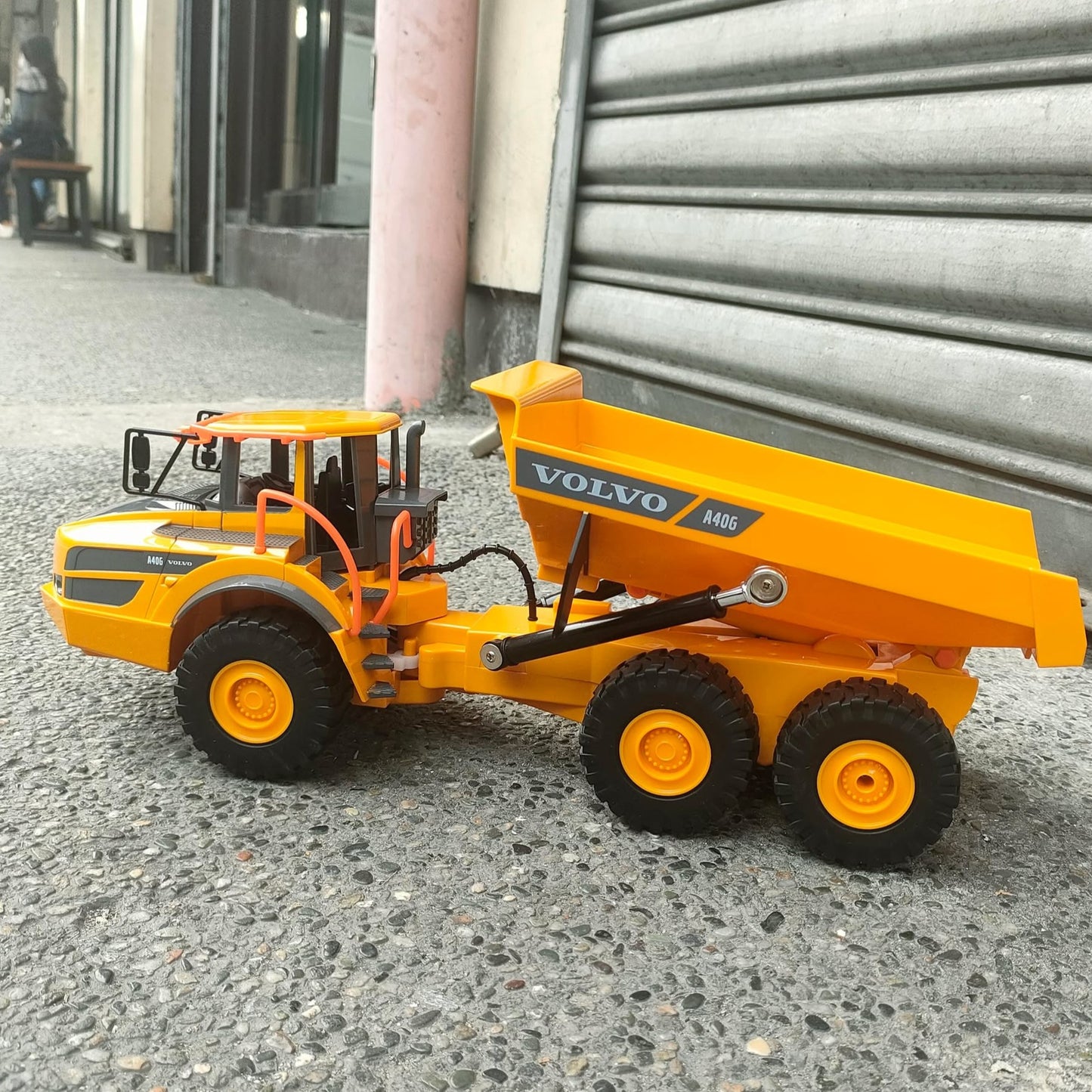 Double E 1:26 Volvo RC Dump Truck