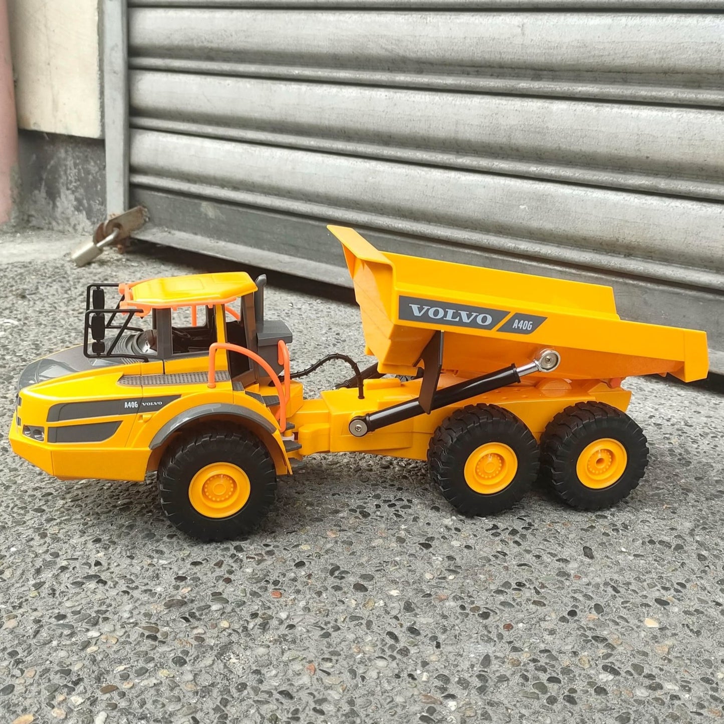 Double E 1:26 Volvo RC Dump Truck